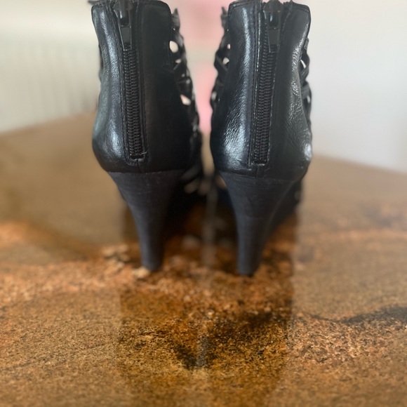 Nine West Forest Gladiator Black Leather Wedge Sandal Shoe Heel 7.5 - Picture 3 of 4